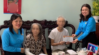 Công đoàn phường thăm hỏi, tặng quà hỗ trợ người bị tai nạn lao động