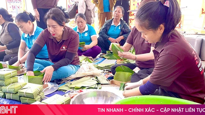 En pakke med 2.200 klæbrige riskager (bánh chưng) tilbydes ved Ca Temple Festival - Quan Hoang Muois residens.
