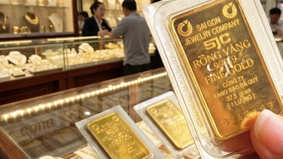 Kultasormusten hinnat romahtivat, hopea menetti arvoaan 4 miljoonaa Vietnamin dongia kilolta.