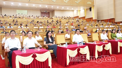 Hung Yen: Vietnam Aile Günü'nün 25. yıldönümü kutlamaları kapsamında, örnek teşkil eden 173 kültürel grup ve aile onurlandırıldı.