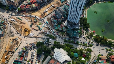 Ogromny plac budowy metra i obwodnicy nr 1 w sercu Hanoi.