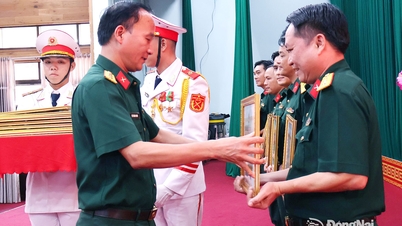 បញ្ជាការដ្ឋានយោធាទីក្រុងដុងណៃ បានសរសើរបុគ្គលដែលសម្រេចបានលទ្ធផលលេចធ្លោក្នុងការអនុវត្តភារកិច្ច និងក្នុងការប្រកួត និងព្រឹត្តិការណ៍កីឡា។
