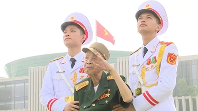 Anh hùng La Văn Cầu - vị Đại tá duy nhất chào điều lệnh bằng tay trái