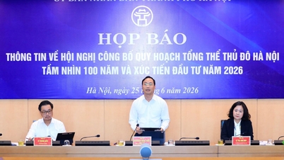 Hanoi melaporkan bahawa seorang wanita berusia 97 tahun terpaksa pergi ke pejabat wad untuk mengendalikan prosedur pentadbiran.