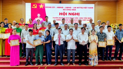 Die Gemeinde Ung Hoa ehrt 51 vorbildliche Kulturfamilien.