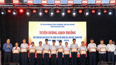 សង្កាត់ Hoi An Dong បានប្រគល់រង្វាន់ដល់សិស្សចំនួន ១៥៧ នាក់ដែលឈ្នះពានរង្វាន់ថ្នាក់ជាតិ តំបន់ និងទីក្រុង។