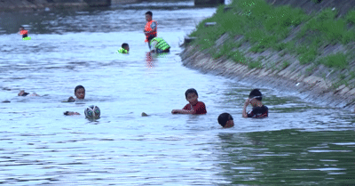 A közel 40 Celsius-fokhoz közeledő hőmérsékletben az emberek a folyó 500 méteres szakaszához özönlöttek, hogy úszással hűsöljenek.