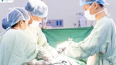 Operasi caesar berhasil dilakukan pada seorang wanita dengan tumor ovarium berukuran hampir 20 cm.