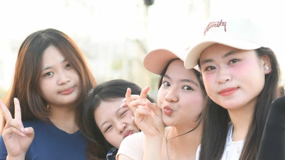 Beratus-ratus pelajar perempuan dari Universiti Pedagogi Hanoi mempamerkan kecantikan mereka di pentas konsert "Belia".
