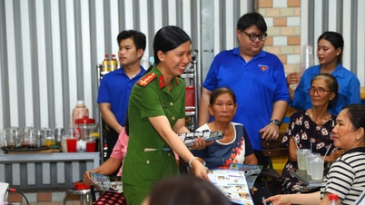 Tây Ninh: Công an xã mời người dân uống cà phê miễn phí để tuyên truyền pháp luật