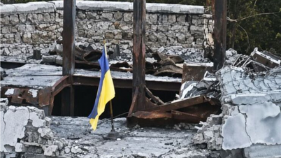 Venäjän joukot vetäytyvät strategisesti tärkeältä niemimaalta voimakkaan tulituksen alla, Ukraina nostaa lipun palauttaakseen itsemääräämisoikeuden.