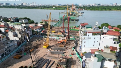 Ход строительства «супермоста» через реку Красную, стоимость которого превышает 16 триллионов донгов, спустя более 8 месяцев после начала работ.