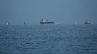 Kapal tanker minyak melewati Selat Hormuz melalui rute baru.