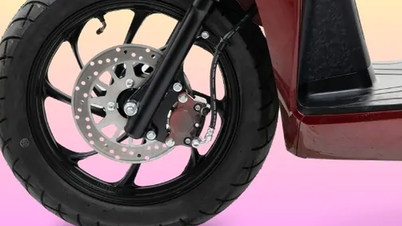 Motosikal elektrik berharga hanya 23 juta VND menawarkan reka bentuk yang elegan, ciri-ciri yang serupa dengan motosikal petrol, tunggangan yang stabil dan lancar, serta mampu milik seperti motosikal transmisi manual Wave Alpha, memberikan ketenangan fikiran sepenuhnya semasa penggunaan.