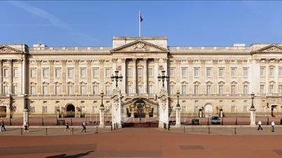For første gang i næsten 200 år er den britiske monark ikke på Buckingham Palace.