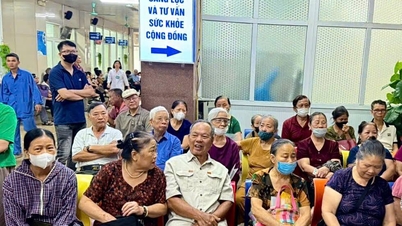 ສືບຕໍ່ໂຄງການກວດສຸຂະພາບໂດຍບໍ່ເສຍຄ່າໃຫ້ແກ່ປະຊາຊົນບ້ານຮວ່າລື ທີ່ໂຮງໝໍຫຼາຍແຫ່ງໃນແຂວງນິງບິ່ງ.