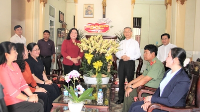 A Sra. Ho Thi Hoang Yen, Secretária Adjunta Permanente do Comitê Provincial do Partido, visitou e felicitou o Bispo Peter Huynh Van Hai pelo dia de seu santo padroeiro.