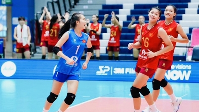 ทีมวอลเลย์บอลหญิงรุ่นอายุไม่เกิน 18 ปีของเวียดนามทำผลงานได้อย่างยอดเยี่ยมด้วยสถิติไร้พ่ายในการแข่งขันซีเกมส์