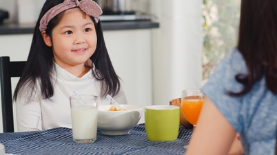 幼い子供にお茶やコーヒーを分け与えること：子供を甘やかす有害な習慣。