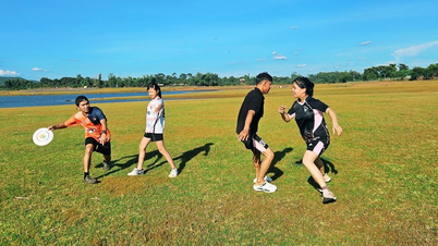 Le frisbee attire les jeunes dans cette région montagneuse.