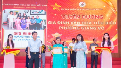 Le quartier de Giang Vo rend hommage à 70 familles culturelles exemplaires.