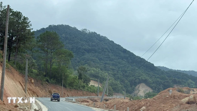 I lavori di costruzione stanno accelerando per aprire al traffico la nuova strada che collega Da Lat a Dak Lak il 30 giugno.