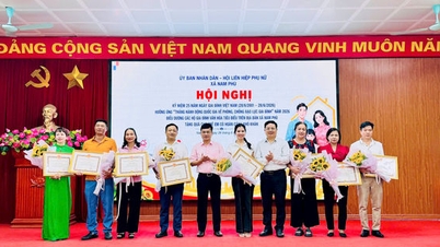 La commune de Nam Phu félicite des familles culturelles exemplaires.