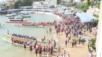 Çin'in Hong Kong kentindeki canlı Ejderha Kayığı Festivali.