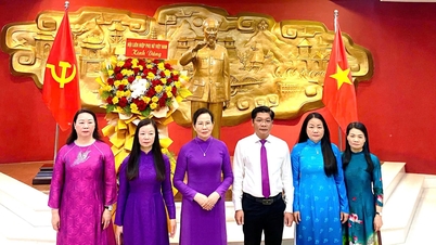 Laying wreaths in commemoration of President Ho Chi Minh.