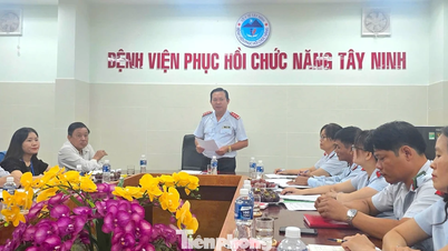 Tay Ninh kontroluje práci personálu.