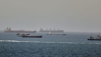 Iran dituduh menyerang sebuah kapal kargo berhampiran Oman, yang meningkatkan ketegangan di Selat Hormuz.