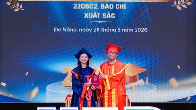 Thủ khoa báo chí xuất sắc 22 tuổi: ‘Có hôm em vừa khóc vừa viết bài’