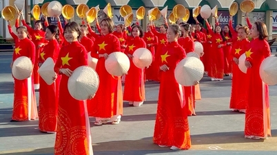 Uma apresentação em massa de danças folclóricas esportivas para celebrar o 50º aniversário da cidade de Ho Chi Minh.