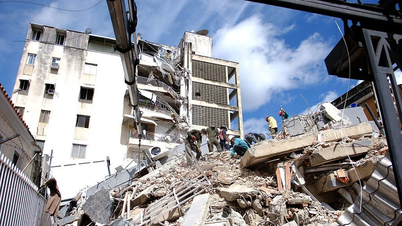 Le nombre de victimes augmente, des opérations de secours internationales sont lancées d'urgence.