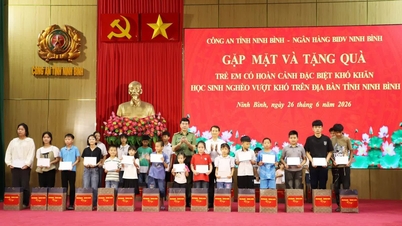 Provinsi Ninh Binh menghadirkan 3 rumah kasih sayang, menyumbangkan lebih dari 1.000 helm dan 90 sepeda kepada siswa miskin.