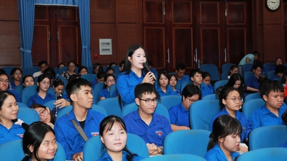Líderes do distrito de Thanh Khe dialogaram com membros do sindicato e jovens.