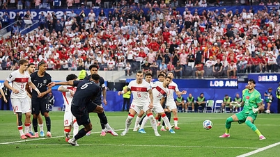 Güler schittert laat, Türkiye verslaat USA; Australië stelt knock-outplaats veilig.