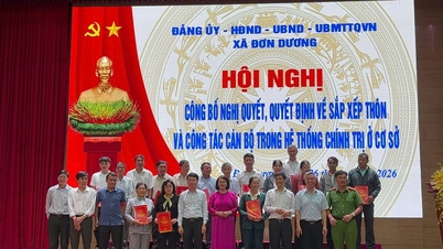Komune Don Duong mengumumkan resolusi tentang reorganisasi desa.