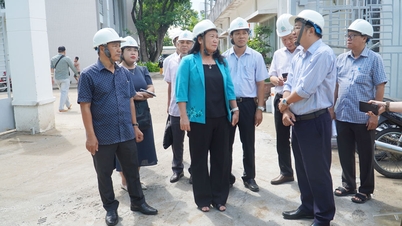 Nguyen Thi Be Muoi, a Tartományi Népi Bizottság alelnöke ellenőrzi a Nguyen Dinh Chieu Kórház építési projektjeinek előrehaladását.
