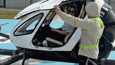 Vietnamese passenger signs waiver, 4 billion VND insurance when riding in flying taxi in China.