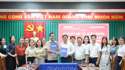 Dong Hai Ward signerer en samarbeidsavtale for publisitet med Khanh Hoa avis og radio og fjernsyn.