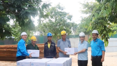 Les responsables du quartier de Dong Ngac inspectent les principaux chantiers de construction et apportent leur soutien aux ouvriers.