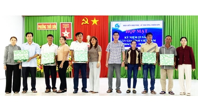 ສະຫະພັນແມ່ຍິງເມືອງທ້າຍເຊີນໄດ້ມອບລາງວັນໃຫ້ແກ່ 12 ຄອບຄົວທີ່ເປັນແບບຢ່າງ.