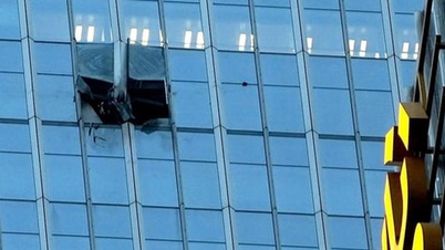 Kleinflugzeug stürzt in das höchste Gebäude der chinesischen Hauptstadt.