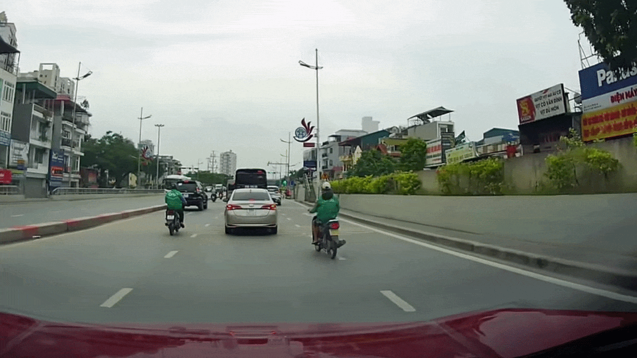 Video: Unaufmerksamkeit des Fahrers führt zu zwei Zusammenstößen zwischen Motorrad und Auto.