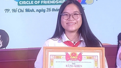 Leggendo il giornale ogni giorno, una ragazza di terza media vince il primo premio nella categoria prosa.