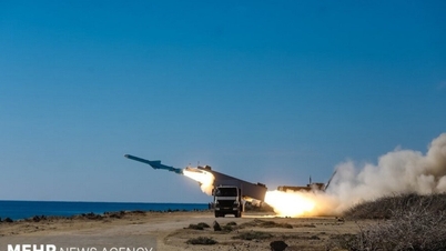 Iran membalas dengan menyerang sejumlah target AS di wilayah Teluk.