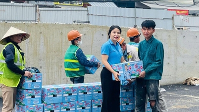 Fagforeningen Giang Vo Ward yder støtte til arbejdere, der bygger Ringvej 1-projektet.