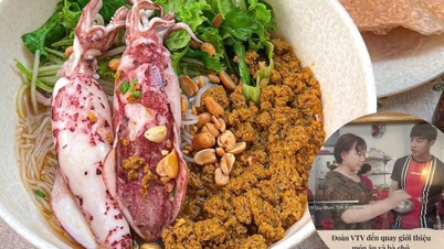Sup mie kepiting Phu My di Kota Ho Chi Minh: Meskipun telah berpindah lokasi tiga kali, pelanggan dari wilayah Nẫu masih tetap menemukan jalan ke gang ini.