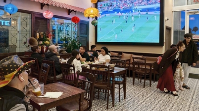 Menonton Piala Dunia di restoran pho di San Jose.